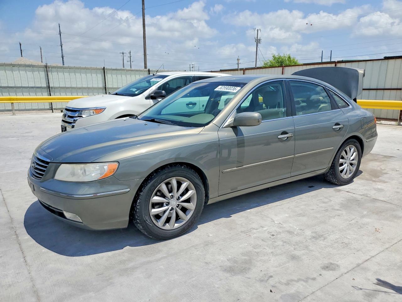 Salvage Hyundai Azera Image