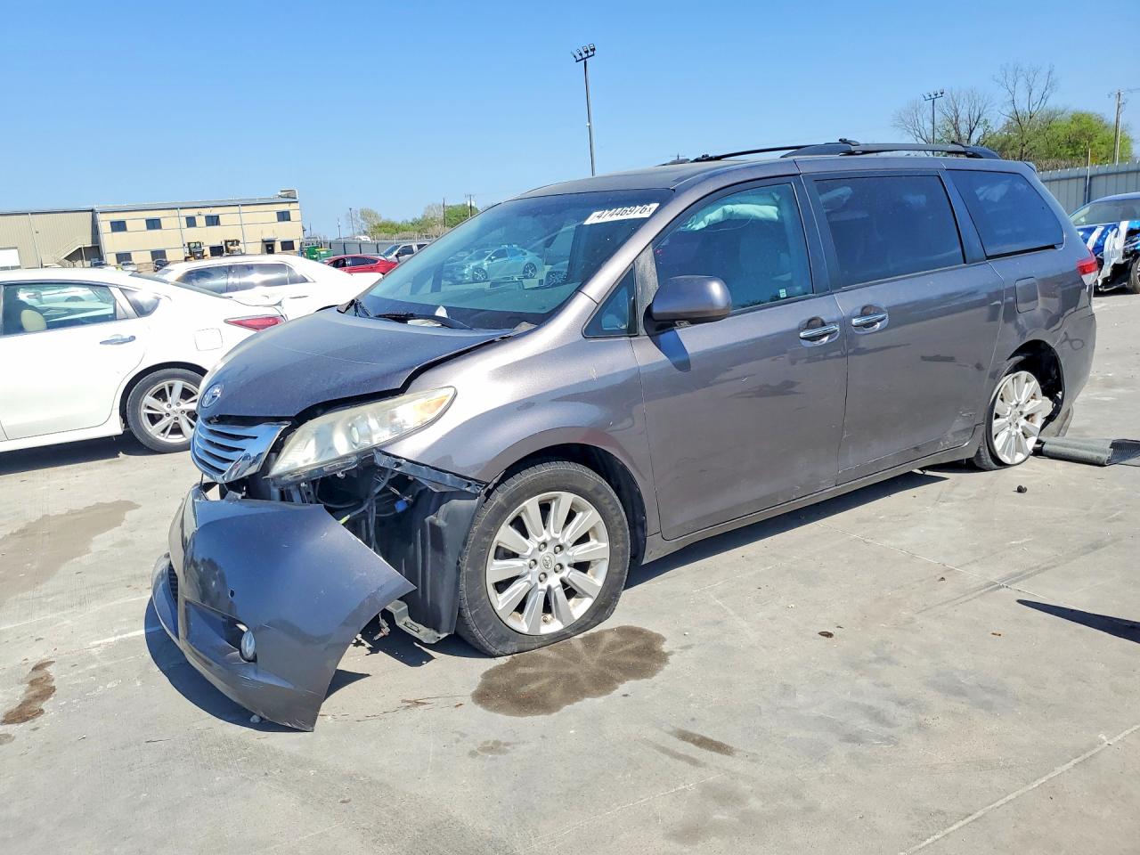 Salvage Toyota Sienna Image