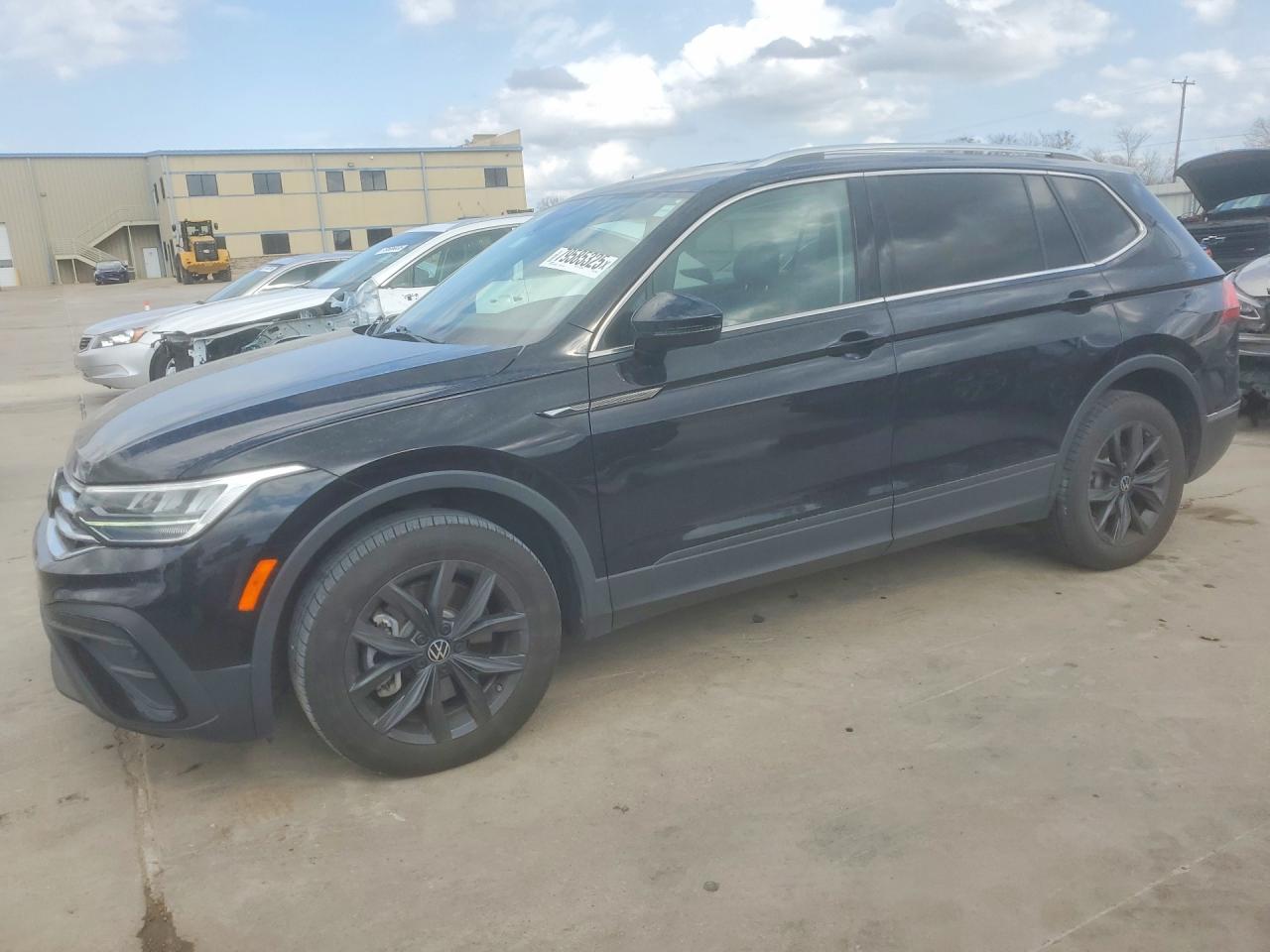 Salvage Volkswagen Tiguan Image
