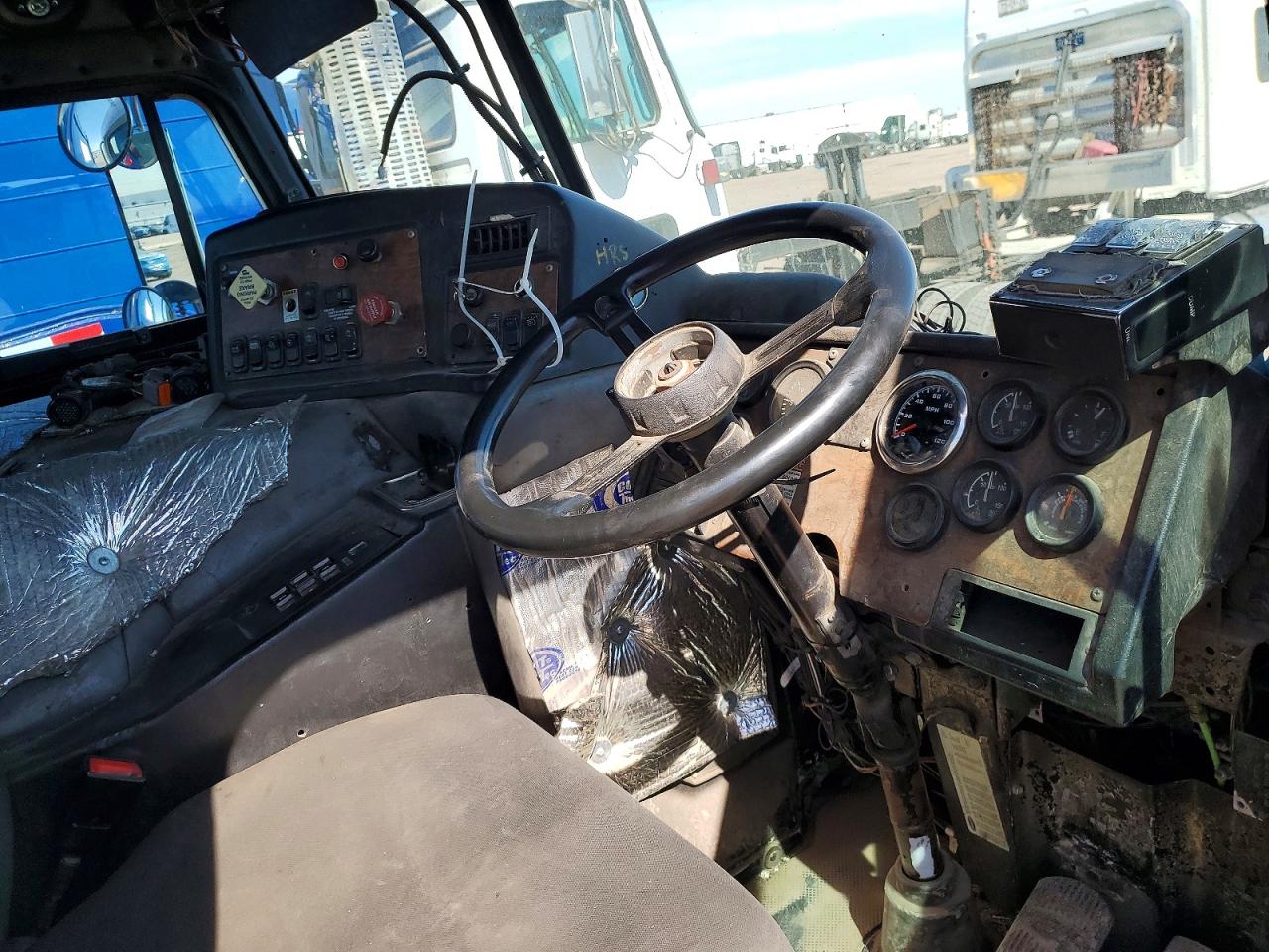 Peterbilt Tractor 320