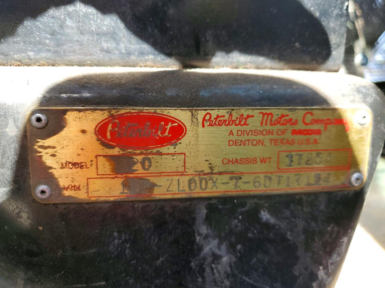 Peterbilt Tractor 320