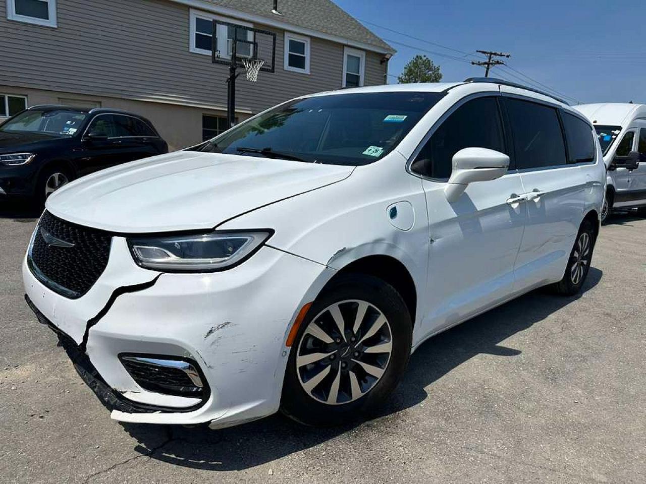 Salvage Chrysler Pacifica Image