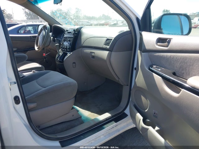 Toyota Sienna Le