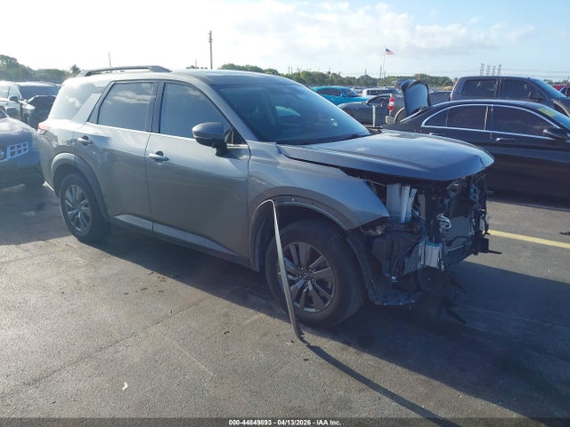 Salvage Nissan Pathfinder Image