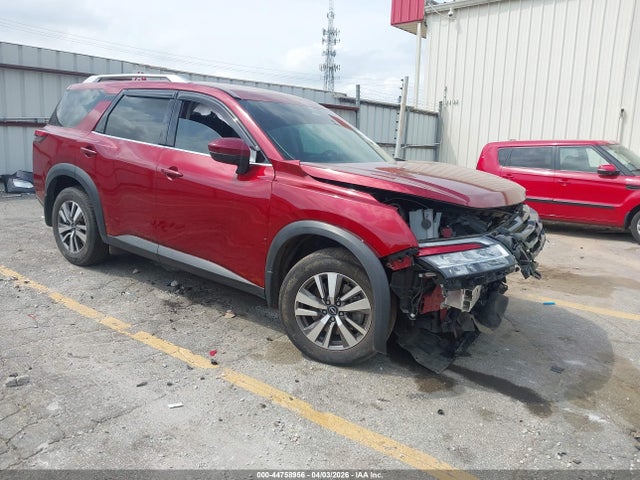Salvage Nissan Pathfinder Image
