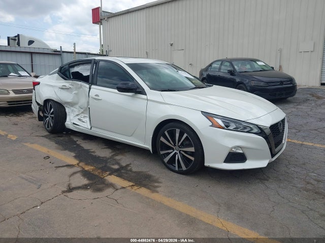 Salvage Nissan Altima Image