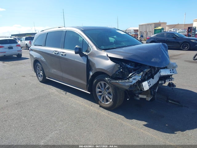 Salvage Toyota Sienna Image
