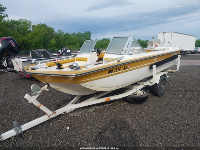 Starcraft 15ft Boat