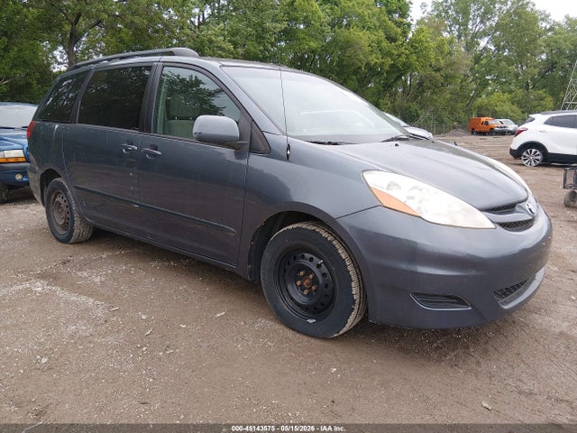 Salvage Toyota Sienna Image