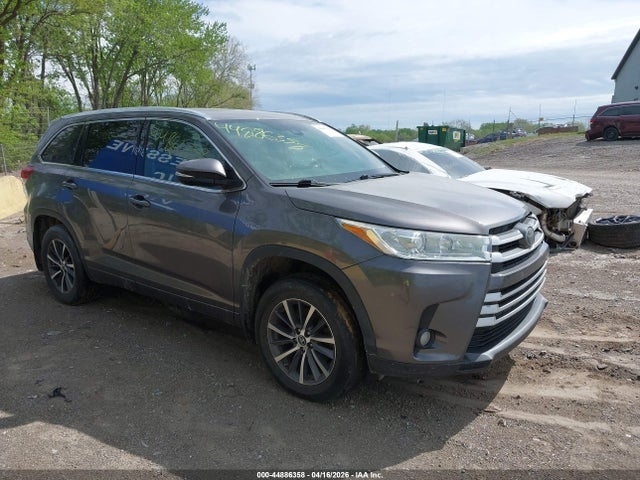 Salvage Toyota Highlander Image