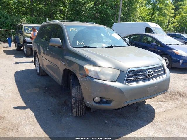 Salvage Toyota Highlander Image
