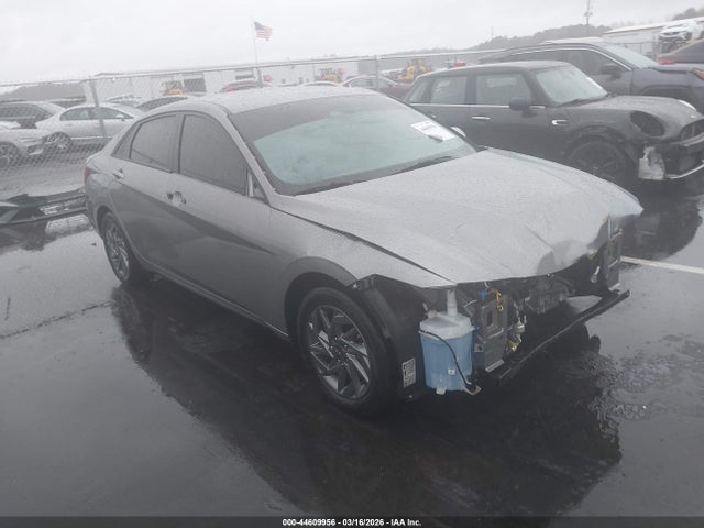 Salvage Hyundai ELANTRA Image