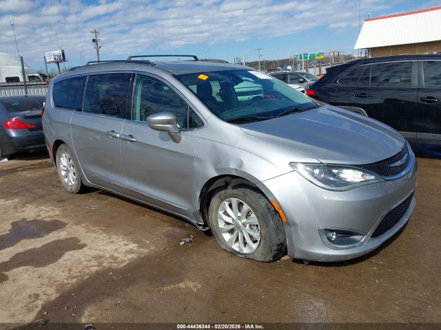 Salvage Chrysler Pacifica Image