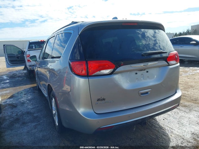 Chrysler Pacifica Touring-l