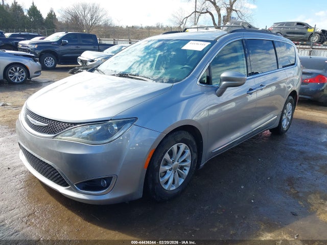 Chrysler Pacifica Touring-l