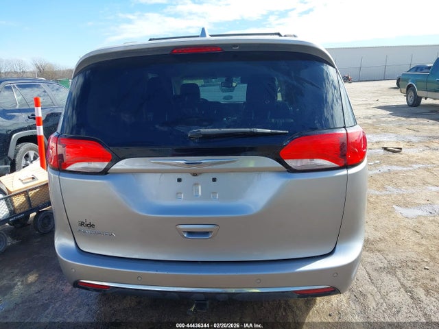 Chrysler Pacifica Touring-l