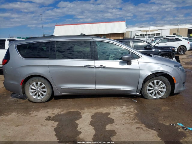Chrysler Pacifica Touring-l