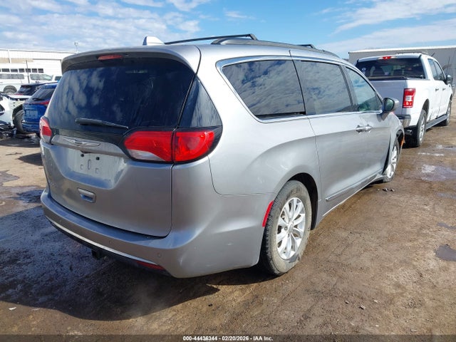 Chrysler Pacifica Touring-l