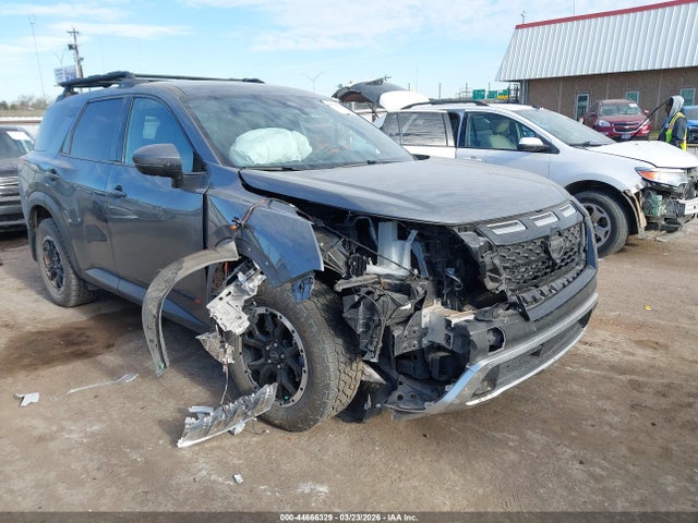 Salvage Nissan Pathfinder Image