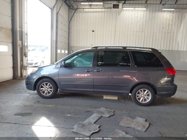 Toyota Sienna Le