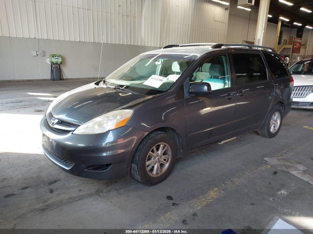 Toyota Sienna Le