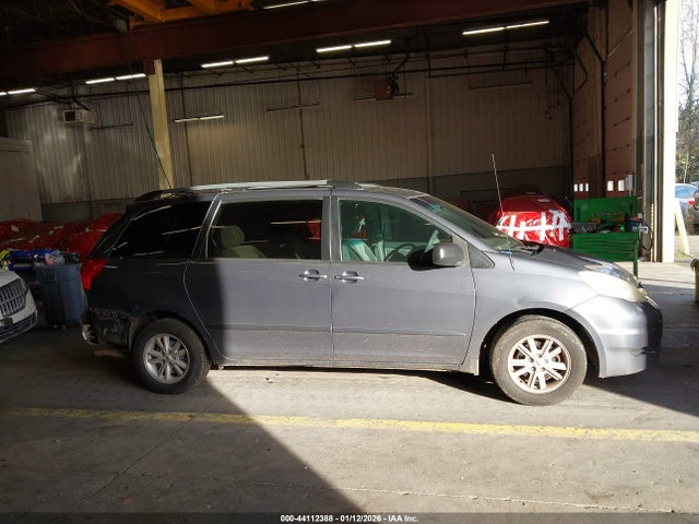 Toyota Sienna Le