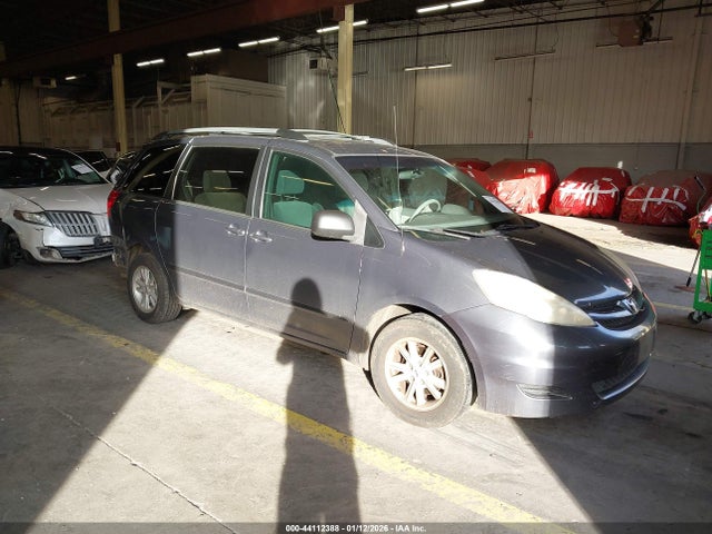 Salvage Toyota Sienna Image