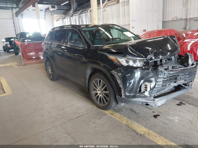 Salvage Toyota Highlander Image