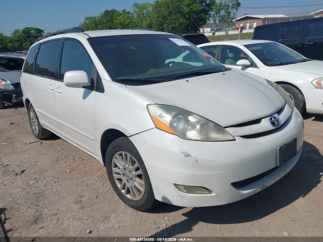 Salvage Toyota Sienna Image