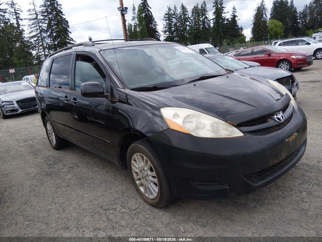 Salvage Toyota Sienna Image