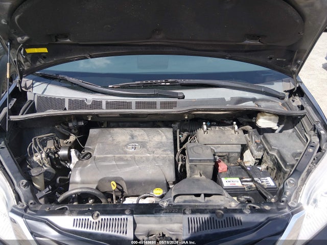 Toyota Sienna Le V6 8 Passenger