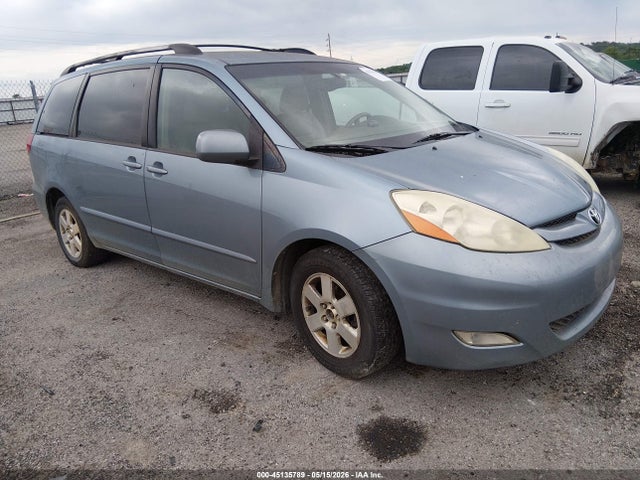 Salvage Toyota Sienna Image
