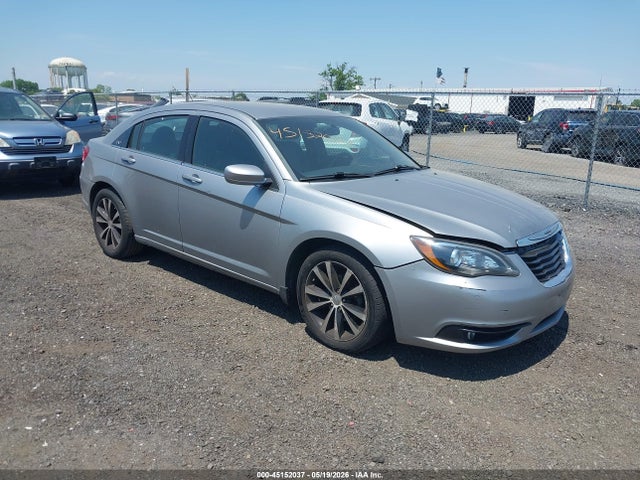 Salvage Chrysler 200 Image