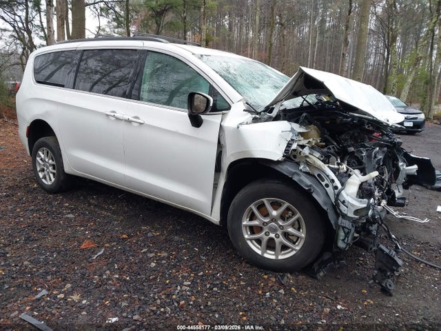 Salvage Chrysler Voyager Image