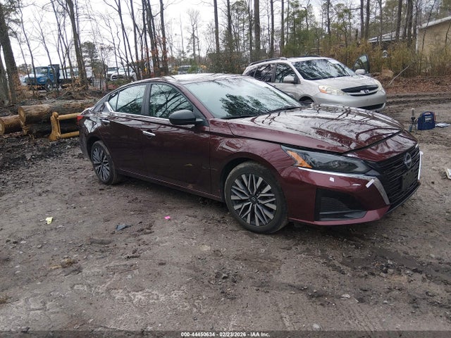 Salvage Nissan Altima Image