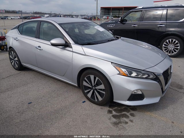 Salvage Nissan Altima Image