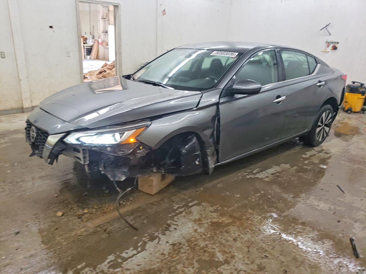 Salvage Nissan Altima Image