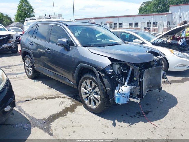 Salvage Toyota RAV4 Image