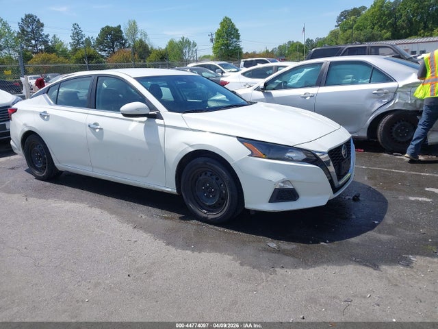 Salvage Nissan Altima Image