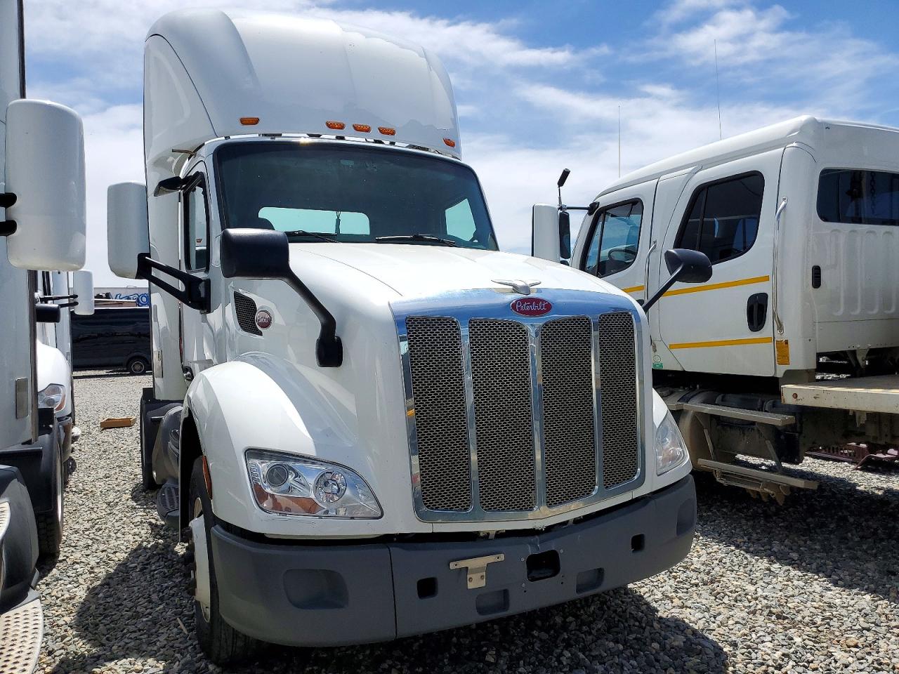 Salvage Peterbilt 579 Image
