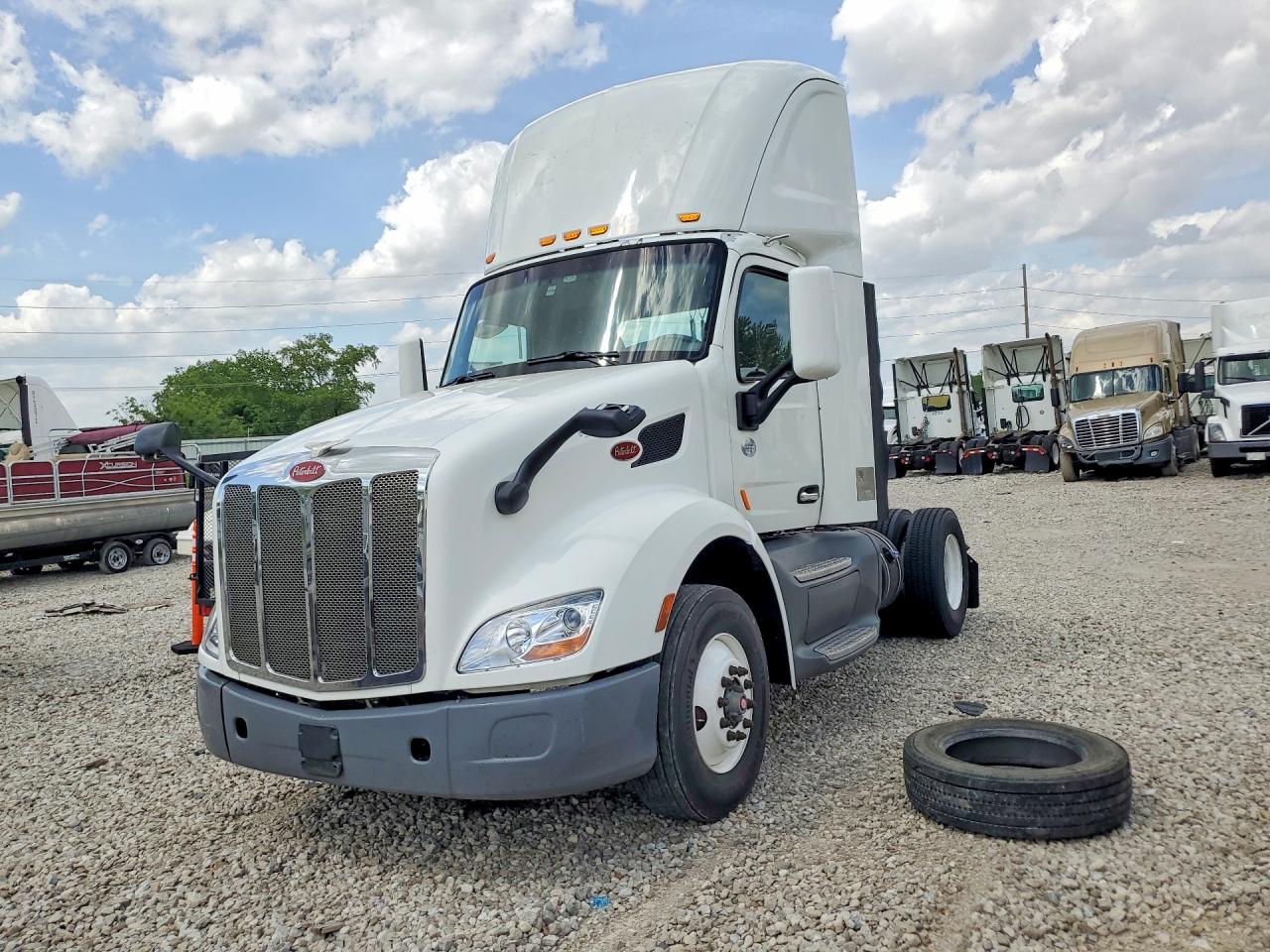 Salvage Peterbilt 579 Image