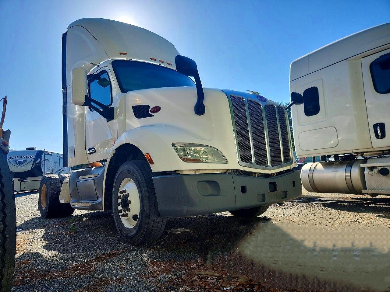 Salvage Peterbilt 579 Image