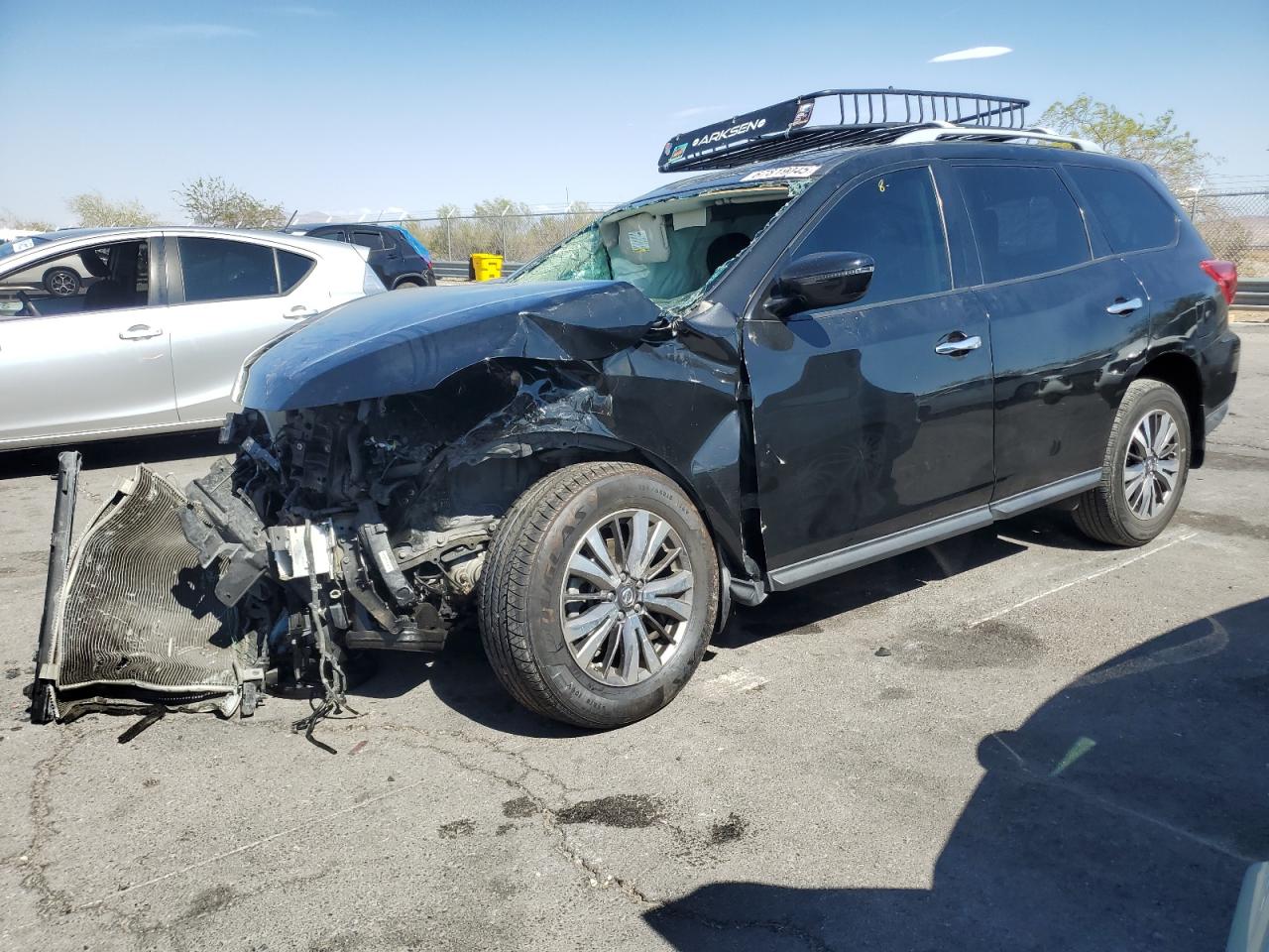 Salvage Nissan Pathfinder Image