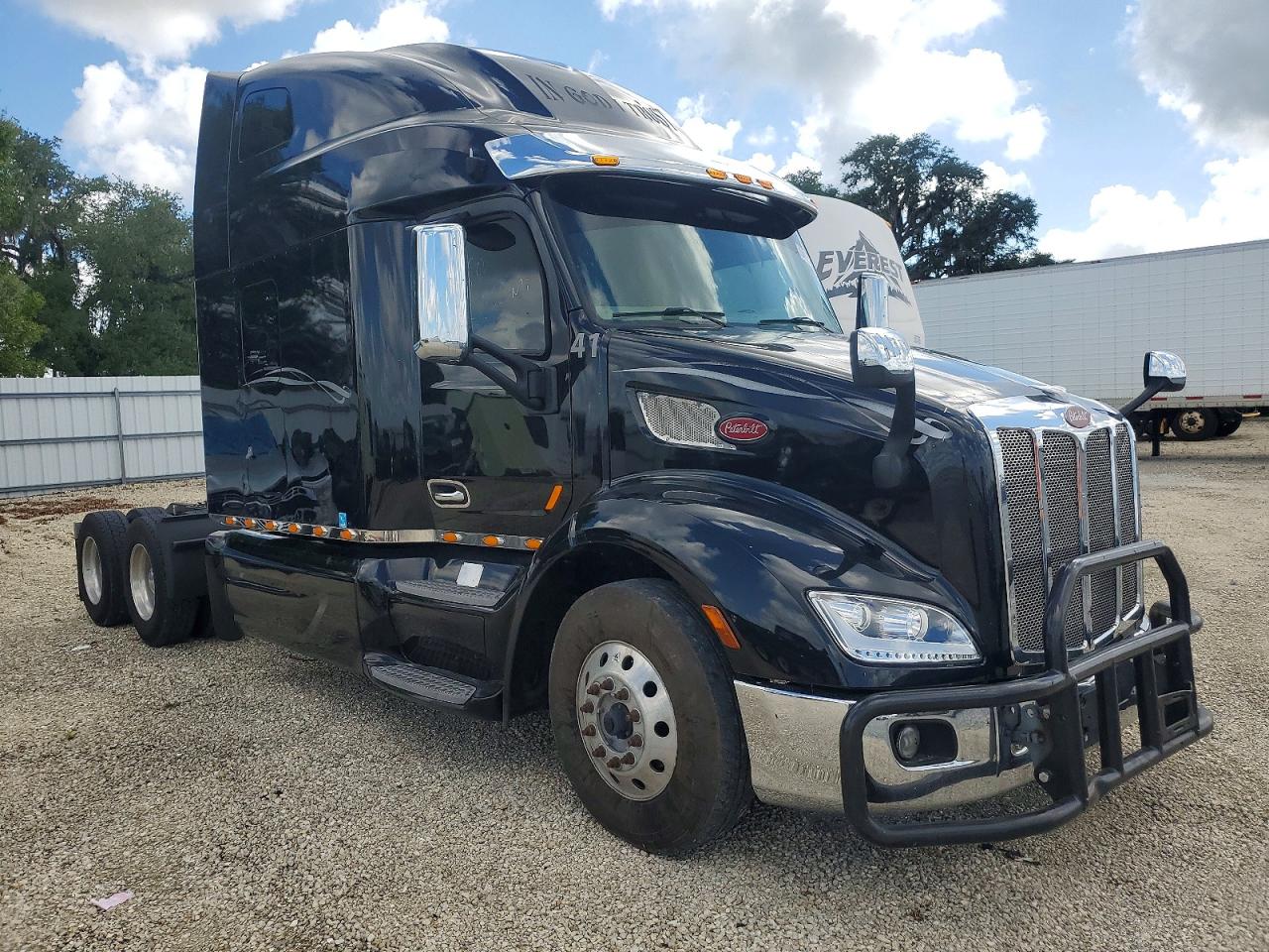 Salvage Peterbilt 579 Image
