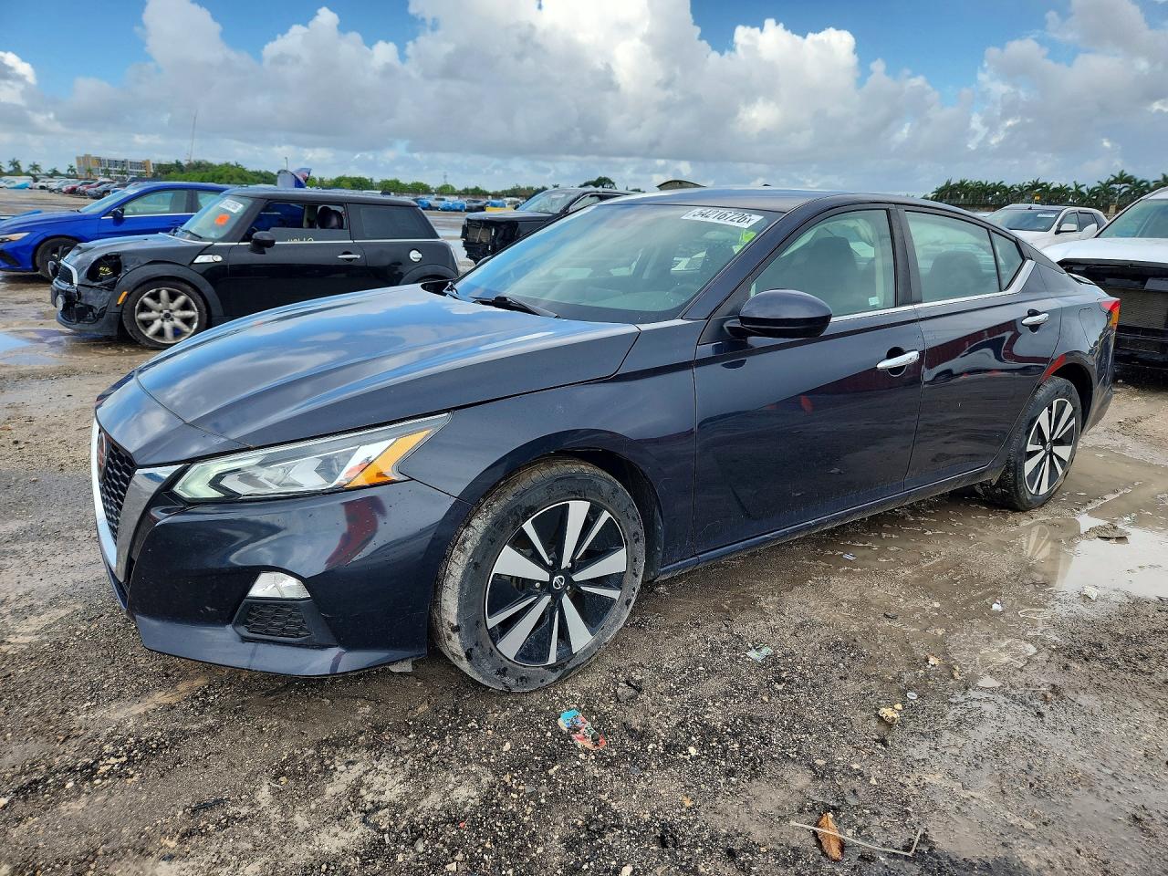 Salvage Nissan Altima Image