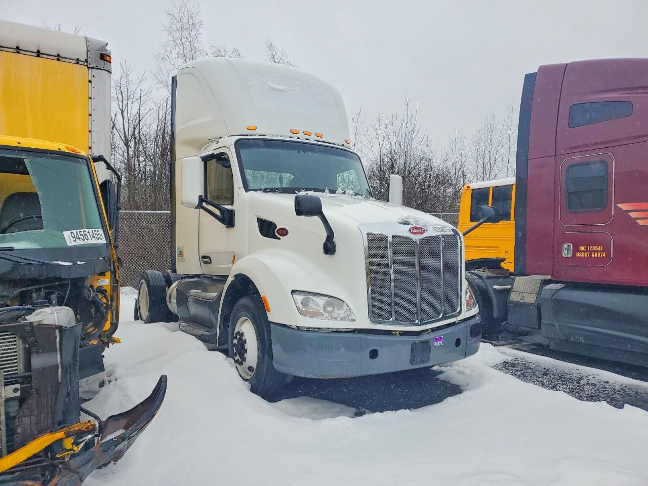 Salvage Peterbilt 579 Image