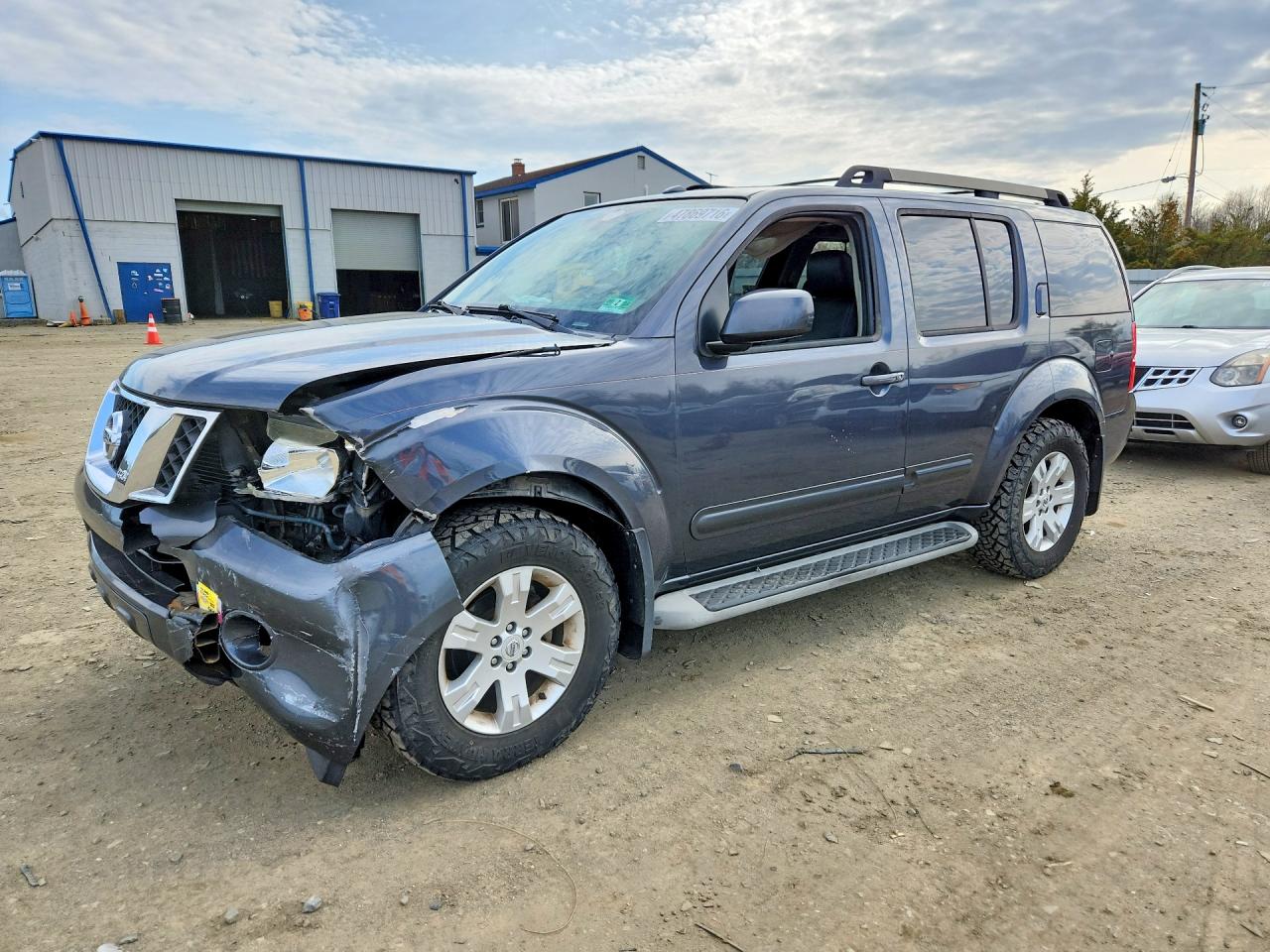 Salvage Nissan Pathfinder Image
