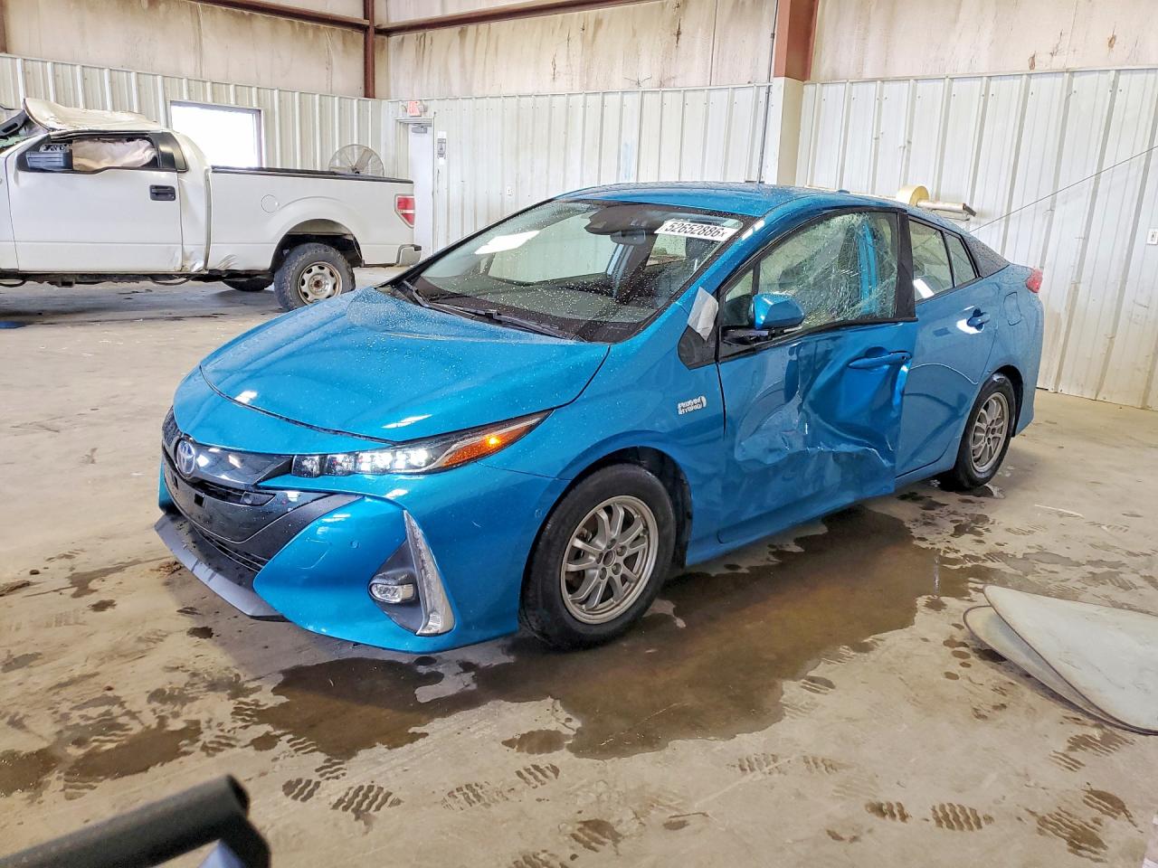 Salvage Toyota Prius Image