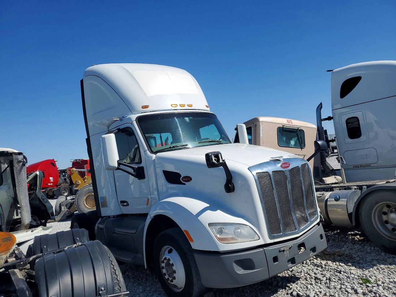 Salvage Peterbilt 579 Image