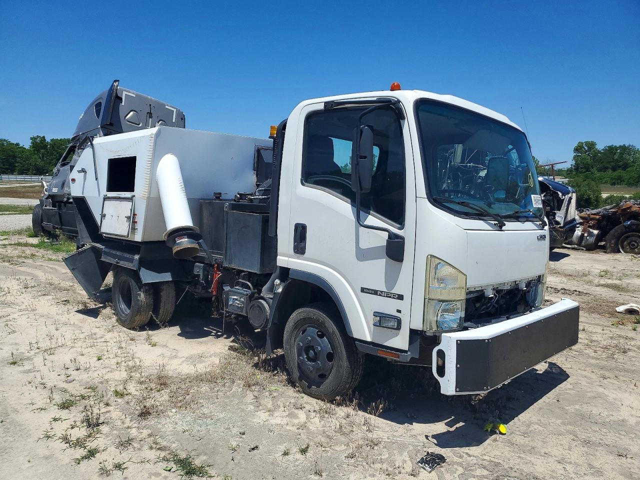 Salvage Isuzu Npr Image